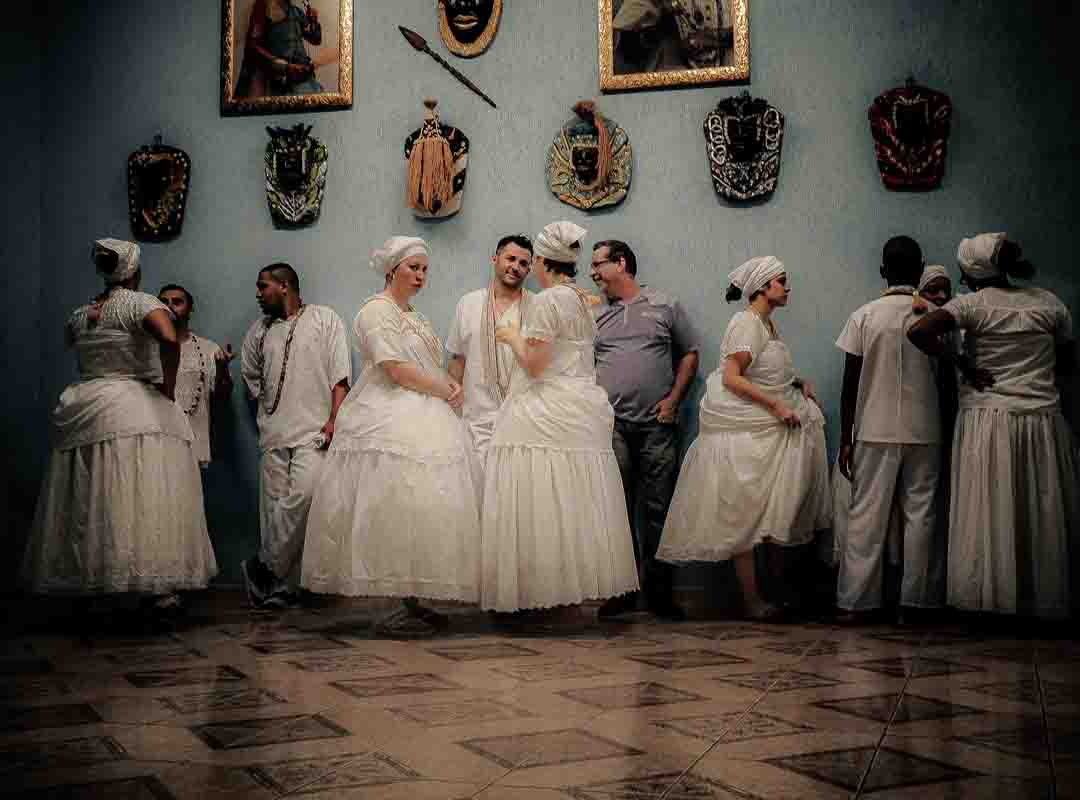 Nas religiões africanas, baianas participavam sempre dando o toque especial à culinária e à música. Foi nessas reuniões que nasceu o samba. O Carnaval carioca surgiu também de festas como os folguedos de coroação dos reis congos e os cucumbis (folguedo banto) no Rio de Janeiro.