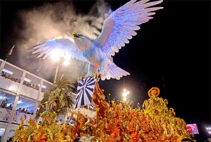 A Portela quebrou o jejum de 33 anos sem vencer o carnaval, em 2017, com um enredo desenvolvido por Paulo Barros. O desfile versou sobre os rios de todo o mundo. Uma das alegorias lembrou o Rio Doce, atingido pelo rompimento de uma barragem em Mariana, município de Minas Gerais, em 2015.