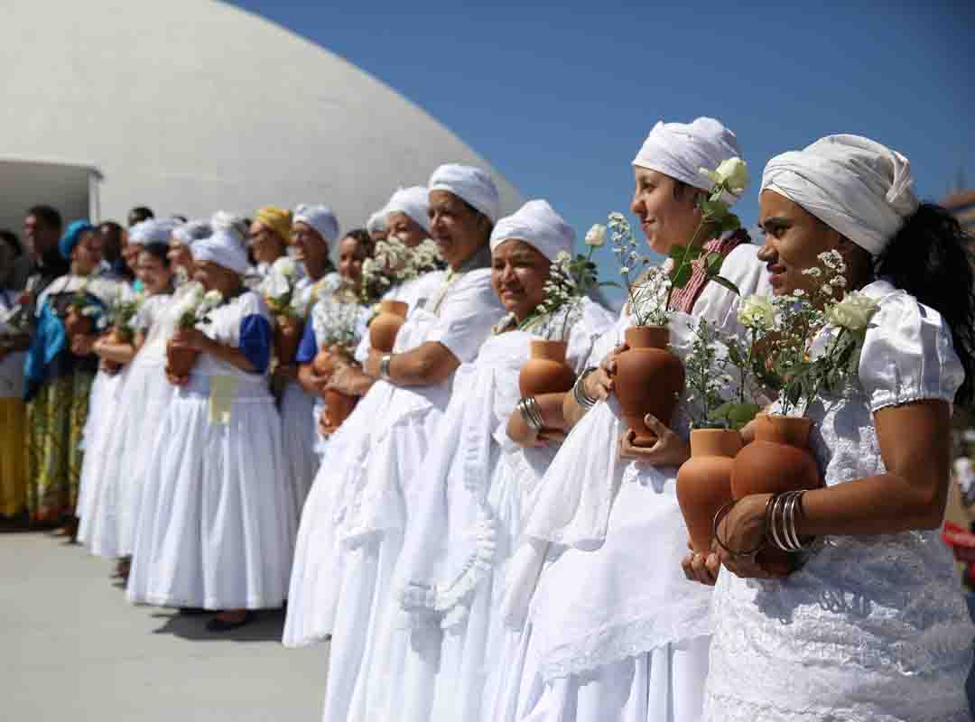 Por meio de mandingas e tabuleiros repletos de bolos, manjares e cocadas, a atuação das tias quituteiras foi fundamental para garantir a manutenção da cultura popular trazida da Bahia e dos ritos de tradição africana, além do sustento de suas famílias