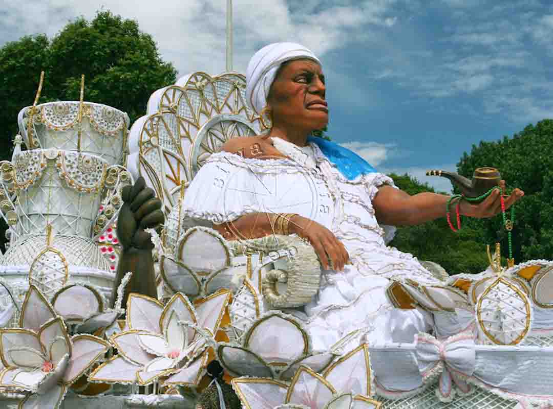 Tia Ciata se tornou a grande dama das comunidades negras no Brasil pós-abolição e uma das principais incentivadoras do samba depois de abrir as portas de sua casa para reuniões de sambistas pioneiros quando a prática ainda era proibida por lei.