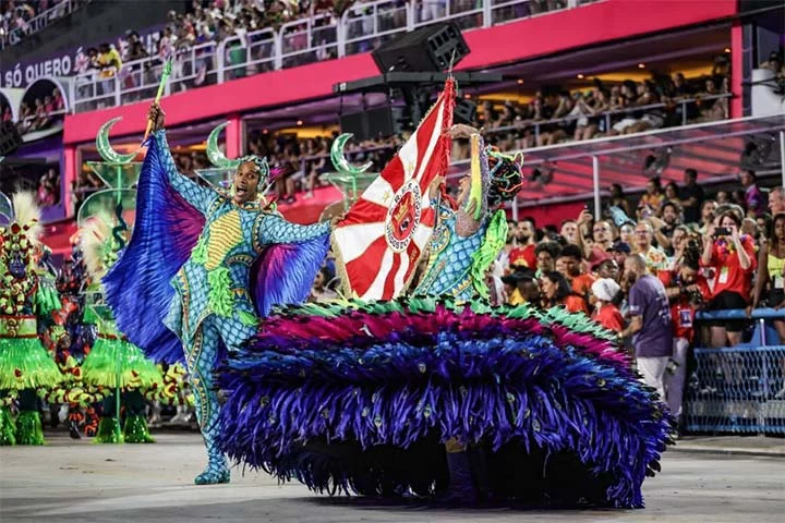 Com a chegada do Carnaval 2025, os foliões seguem animados para os desfiles das escolas de samba do Grupo Especial do Rio de Janeiro. Assim, as 12 agremiações entram na Marquês de Sapucaí na disputa pelo título, com enredos recheados de ancestralidade e riqueza cultural. 