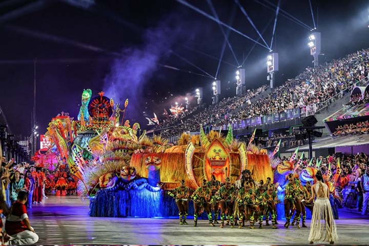 O pontapé para a fundação da Unidos do Viradouro foram as rodas de samba que aconteciam no quintal da casa de Nelson dos Santos, o Jangada, em Niterói, nos anos 40. O nome da agremiação é graças ao espaço onde os bondes faziam o retorno na Rua Capitão Roseira.