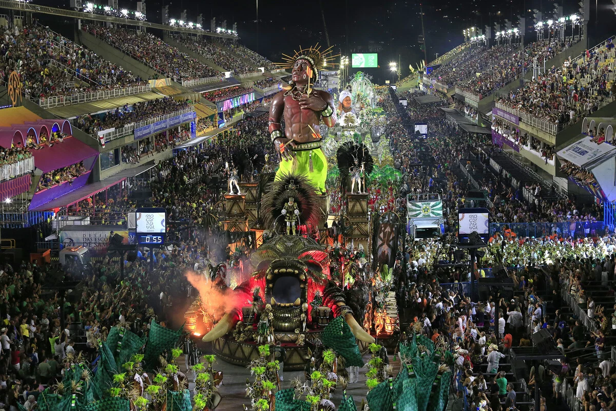 A escola manteve as cores que eram símbolo do bloco, o verde e branco. O símbolo passou a ser uma estrela de cinco pontas (guia) e aderiu o castor em homenagem ao contraventor Castor de Andrade, importante figura da agremiação.