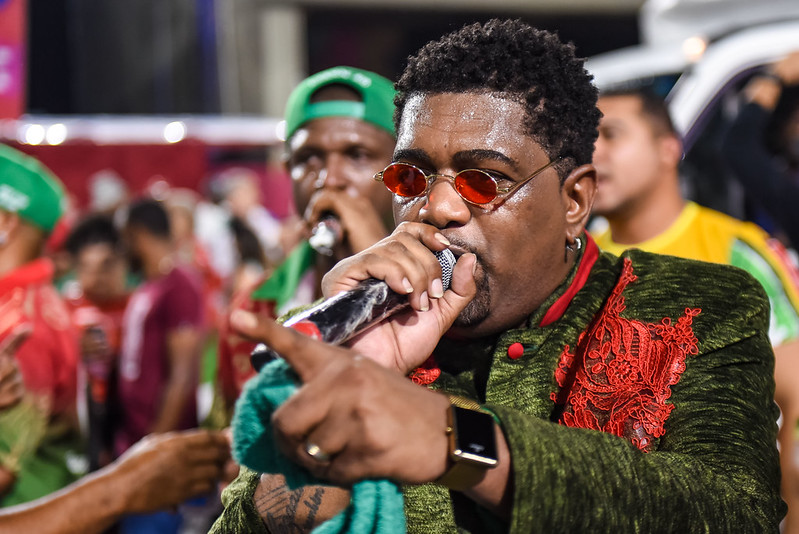 Desde 2019 está à frente do carro de som da Grande Rio, ganhou o Estandarte de Ouro em 2020 e o carnaval em 2022, com o enredo sobre o orixá Exu. Antes disso, teve uma passagem pela Acadêmicos do Cubango, escola de Niterói.
