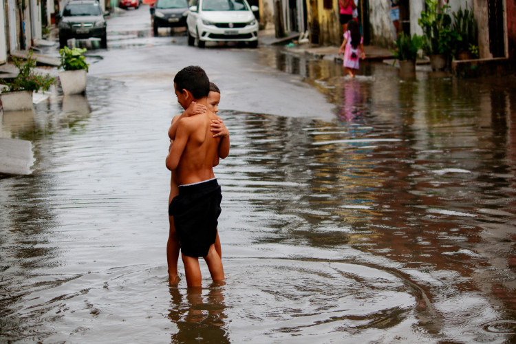 Desastres climáticos tem sido associados ao aumento de transtornos psiquiátricos em crianças. Imagem ilustrativa: rua Piloto no Bairro Aerolândia em 28-02-2025