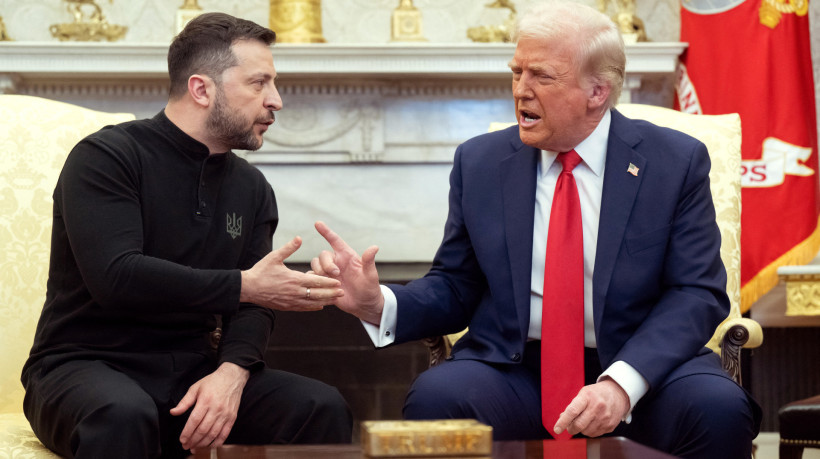 O presidente dos EUA, Donald Trump, e o presidente da Ucrânia, Volodymyr Zelensky, se encontram no Salão Oval da Casa Branca em Washington, DC, em 28 de fevereiro de 2025. Zelensky e Trump entraram em choque abertamente na Casa Branca em 28 de fevereiro em uma reunião onde deveriam assinar um acordo sobre a partilha das riquezas minerais da Ucrânia e discutir um acordo de paz com a Rússia. 