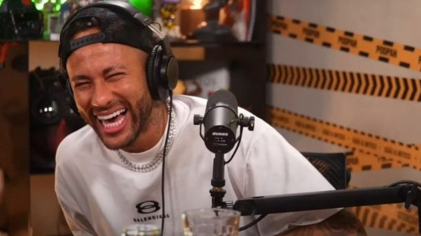 Jogador apostou em um look preto e branco nada básico para entrevista; Entre as marcas, Louis Vitton e Chrome Hearts