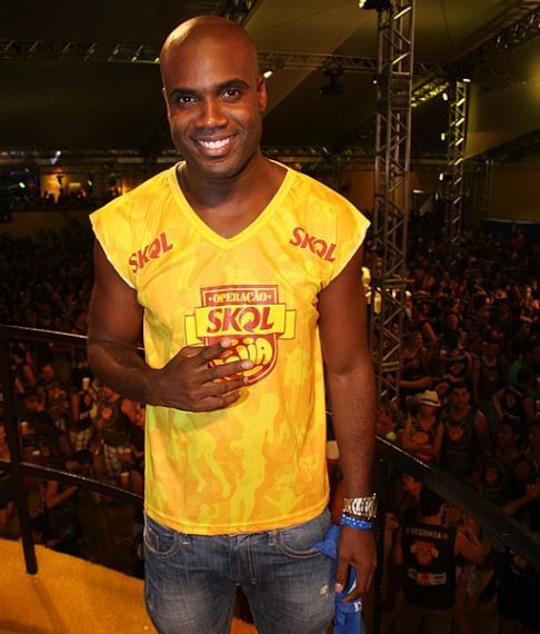 Também é uma forma de expressão cultural e artística, já que os abadás costumam ser estampados com cores, desenhos e frases que representam a cultura do bloco ou camarote.