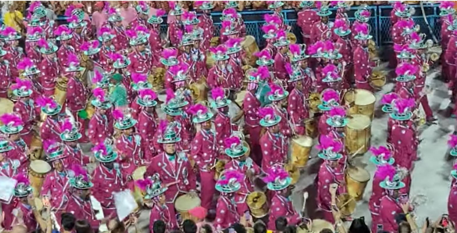 Reunidos no Terreiro de Tia Fé, estavam: Cartola, Seu Saturnino; Abelardo da Bolinha, Carlos Cachaça, Zé Espinguela, Seu Euclides, Seu Maçu e Pedro Paquetá. Estação Primeira é referente a primeira parada no trajeto entre a Central do Brasil e o subúrbio carioca.