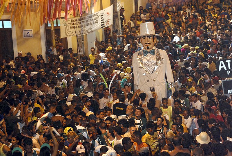 O bloco carnavalesco O Homem da Meia-Noite, que desfila na cidade alta, é o mais conhecido de Olinda e conta com um dos bonecos mais antigos da cidade. 