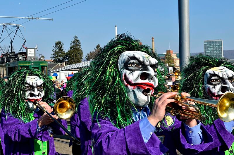 Basileia, na Suíça - Denominado Fasnacht, o maior Carnaval suíço começa na segunda-feira que antecede a Quarta de Cinzas e dura 72 horas. Bandas de músicos e blocos de mascarados desfilam pelas ruas da cidade localizada às margens do rio Reno. 