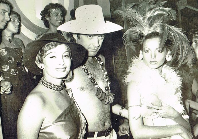 Os abadás surgiram no início da década de 1990. Antes disso, as pessoas que participavam dos blocos de rua usavam fantasias tradicionais, como pierrôs, piratas, marinheiros e caretas.