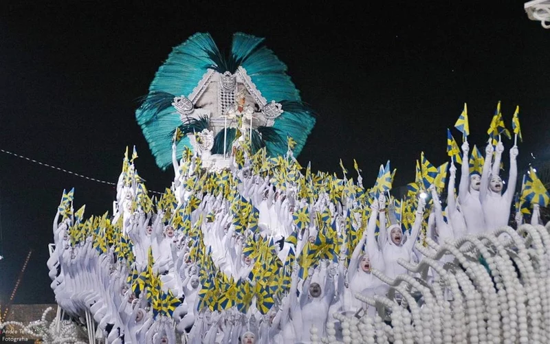 Vale destacar que as agremiações têm as alas de comunidade, que são gratuitas, porém o componente deve se dedicar aos ensaios de quadra e rua. Outra opção são algumas alas comerciais (pagas e cada vez mais raras), alas coreografadas ou em alegorias.