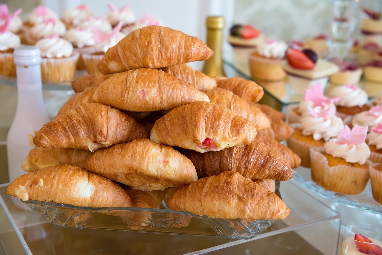 A massa semifolhada possui menos gorduras e leva fermento biológico. As dobras são responsáveis pela separação das camadas de gordura que proporcionam a folhagem do croissant.