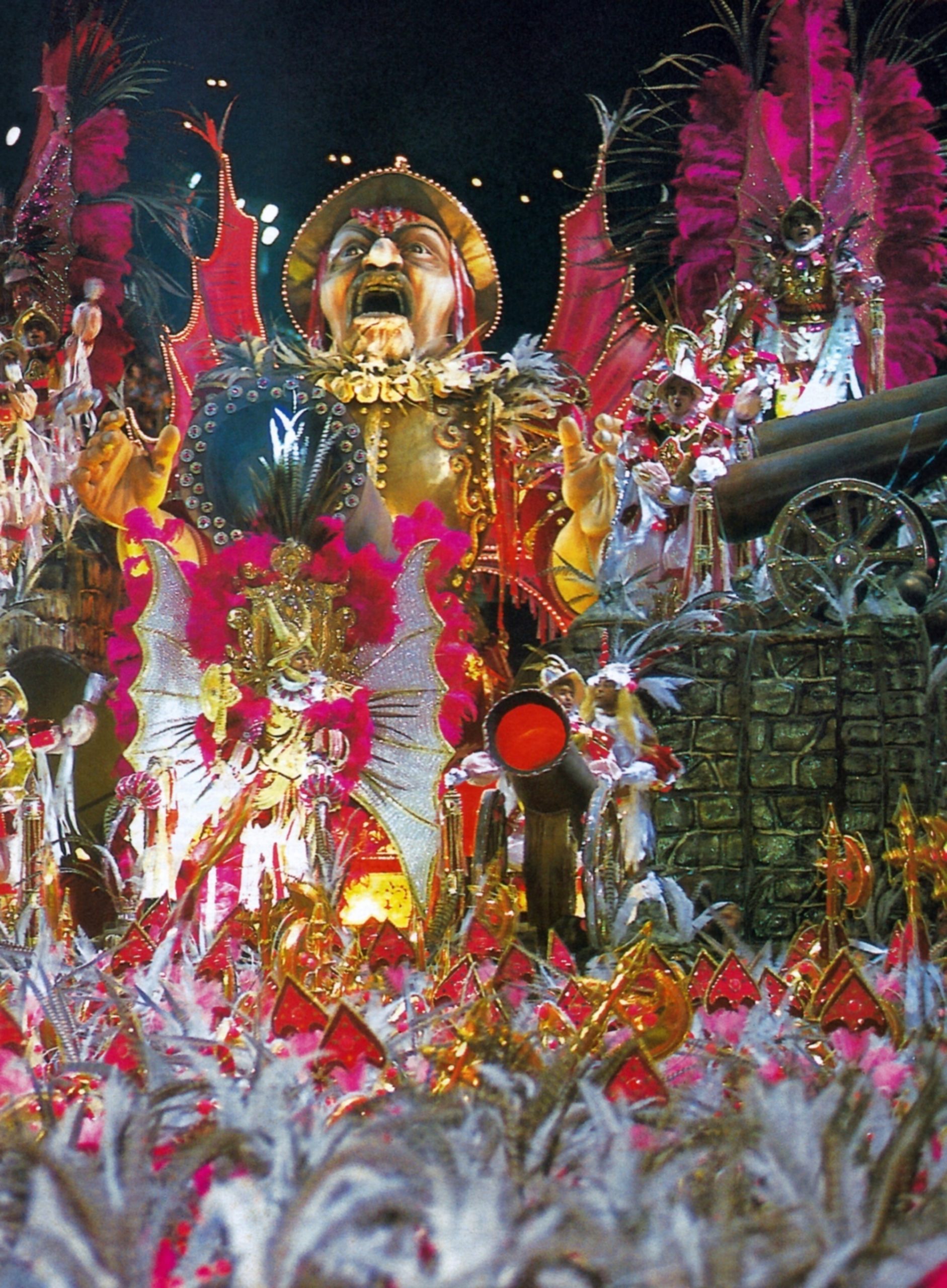 A Mangueira voltou a ganhar o carnaval, quatro anos depois de seu último título. A verde e rosa realizou um desfile sobre a região nordeste do Brasil, com o enredo Brazil com Z É pra Cabra da Peste, Brasil com S É Nação do Nordeste, desenvolvido pelo carnavalesco Max Lopes. Destaque para a comissão de frente de Carlinhos de Jesus, com bailarinas contorcionistas. 