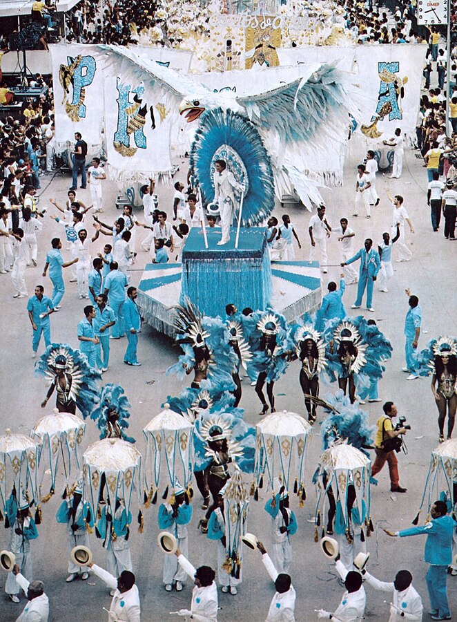 Na estreia do Sambódromo, ficou definido no regulamento, que o carnaval teria uma campeã de cada dia e que na outra semana, uma das duas ficaria com a alcunha de supercampeã. A Portela homenageou três importantes personalidades de sua história: Paulo da Portela, Natal da Portela e Clara Nunes e ficou com um dos títulos. 