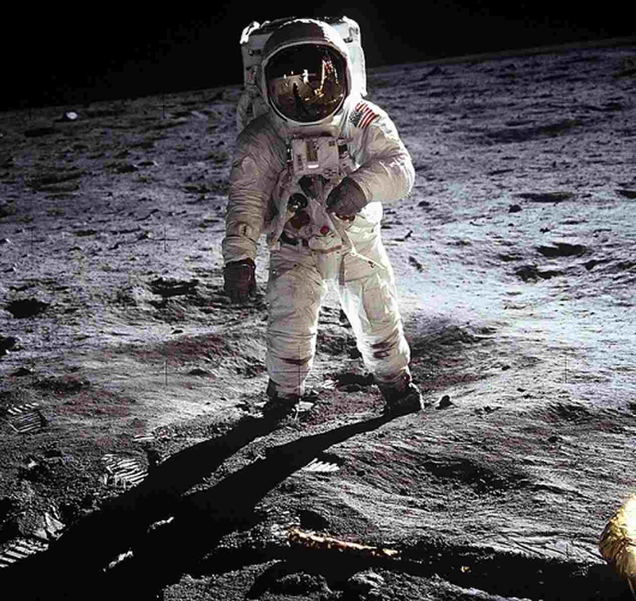 Ele esteve diretamente envolvido em projetos que marcaram a história da exploração espacial, como o projeto Apollo, que levou o homem à Lua, e nas sondas Voyager, Pioneer e Galileu, que enviaram dados valiosos sobre planetas e luas distantes.