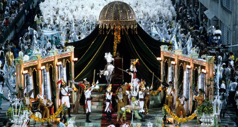 Em uma disputa acirrada com a Beija-Flor, que levou o enredo sobre a desigualdade social no Brasil, a Imperatriz Leopoldinense ficou com o título. A escola de Ramos levou para a avenida um desfile sobre o centenário da Proclamação da República do Brasil, comemorado no mesmo ano. O enredo Liberdade, Liberdade, Abre as Asas sobre Nós foi desenvolvido pelo carnavalesco Max Lopes.