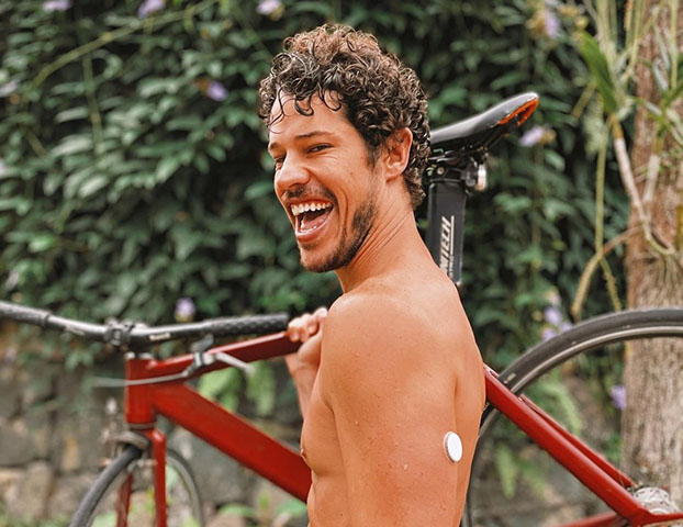 José Loreto - O ator niteroiense (RJ), cuja carreira começou no seriado Malhação, convive com o diabetes há 20 anos e aborda o tema de forma natural, incentivando as pessoas a se cuidarem. Ele se orgulha da boa alimentação: Me dá disposição. E gosta de pedalar, para fazer exercício físico. 