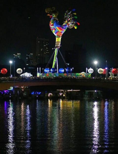 Com 32 metros de altura, a alegoria é a maior da história da festa. Neste ano, o símbolo da folia pernambucana foi batizado de Galo Cidadão Ecológico, de acordo com a proposta de um galo sustentável. A estrutura foi coberta com peças fabricadas a partir de garrafas pet, canos de PVC, pneus, CDs e outros materiais reutilizáveis

