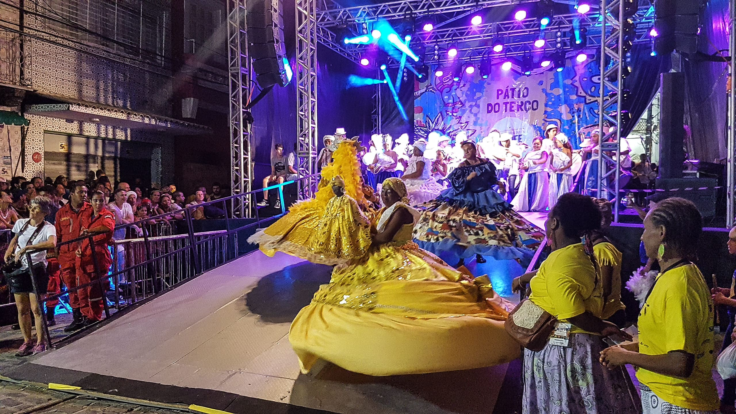 Um dos momentos mais emocionantes do carnaval recifense é a Noite dos Tambores Silenciosos, que teve sua 61ª edição em 2025, entre a noite de 25 e a madrugada de 26 de fevereiro. No Pátio do Terço, na região central, as nações de maracatu celebraram a ancestralidade negra. 