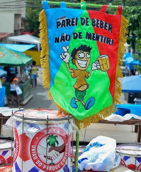 O Parei de beber, não parei de mentir fala por si só: a cerveja está mais do que liberada. 