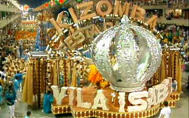 A Unidos de Vila Isabel foi a campeã de 1988, com um desfile sobre a cultura negra e o centenário da Abolição da Escravatura no Brasil, comemorado no mesmo ano. O enredo Kizomba, Festa da Raça, desenvolvido por Martinho da Vila, foi inspirado nos festivais Kizomba, que o cantor promoveu anos antes.