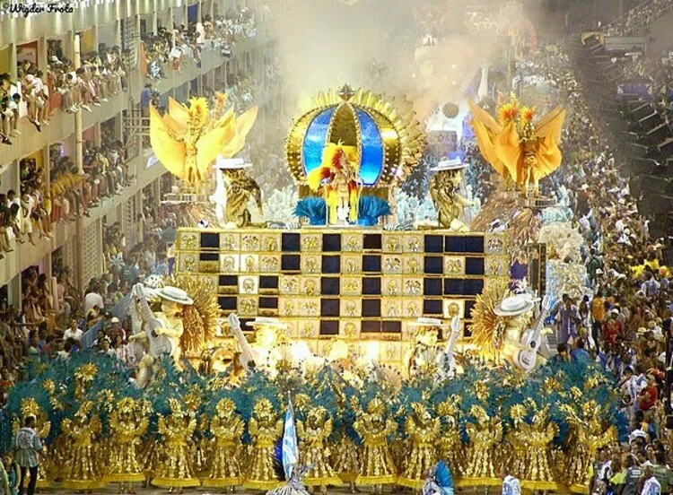 A coroa, principal símbolo, é uma referência à Princesa Isabel, que dá nome ao bairro, com as cores azul-celeste e branco. Assim, a agremiação surgiu no dia 4 de abril de 1946 no quintal de uma casa na Rua Senador Nabuco e tem como principal baluarte Martinho da Vila. 