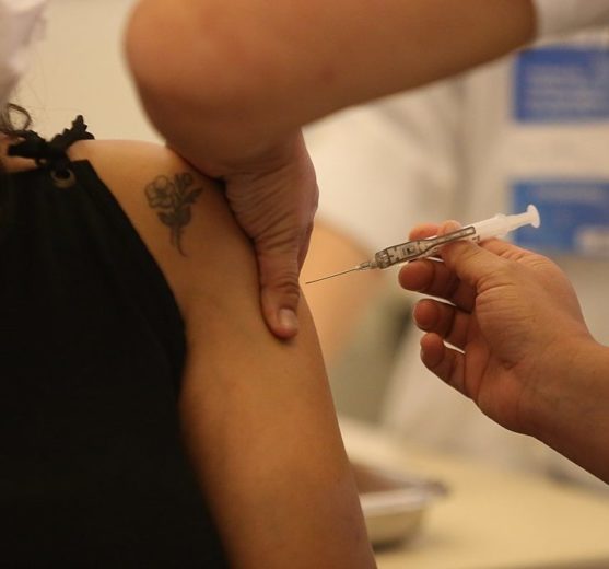 Outra necessidade permanente é a vacinação contra doenças que já tenham a imunização viabilizada na rede de saúde - pública e privada. 