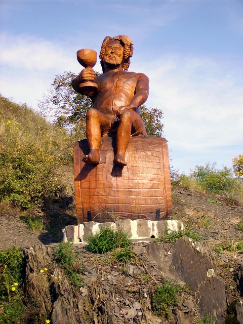 De acordo com registros antigos, a figura de Momo (no gênero masculino) foi incluída em cerimônias. Entre elas estavam as festas dionisíacas, do Deus do Vinho, onde era representado com um corpanzil para representar a fartura. 