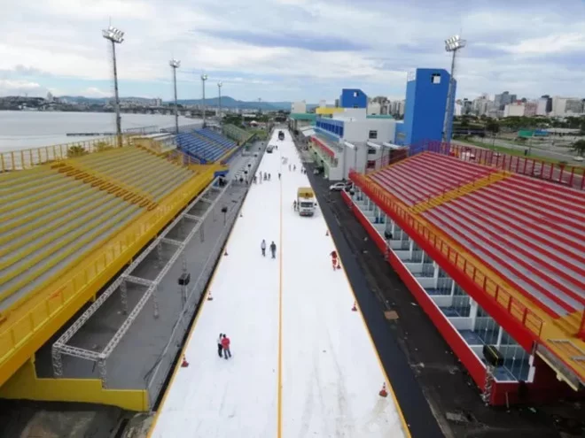 Em alguns complexos, acontecem festas com DJs nacionais e internacionais. Já no centro da cidade, a Passarela Nego Quirido, conta com o desfile das escolas de samba da região.
