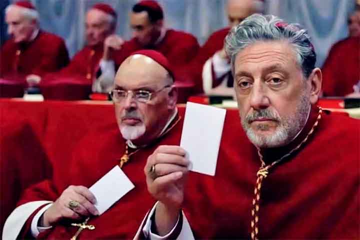 Os bastidores da disputa, com conversas nos corredores do Vaticano e as articulações políticas na disputa de poder, são o cerne do filme, aliando mistério e tradição, em uma espécie de thriller eclesiástico.
