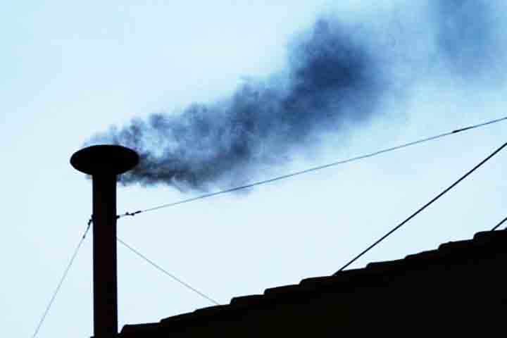 Ao fim da votação, os cardeais despejam um produto químico na fumaça que sai da chaminé da capela. Caso seja preta, a votação segue. Se ela for branca, signfica que o novo Papa já foi escolhido.

