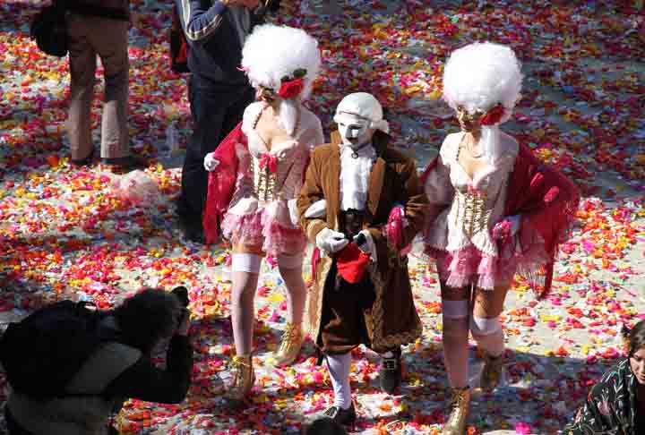 A folia em Barcelona dura uma semana, geralmente em fevereiro, antecedendo o período da Quaresma (como no Brasil). Na quinta-feira, a abertura é feita pelo Rei Carnestoltes. Na Quarta-Feira de Cinzas ocorre o Enterro da Sardinha, um cortejo fúnebre que ritualiza o fim do período. 