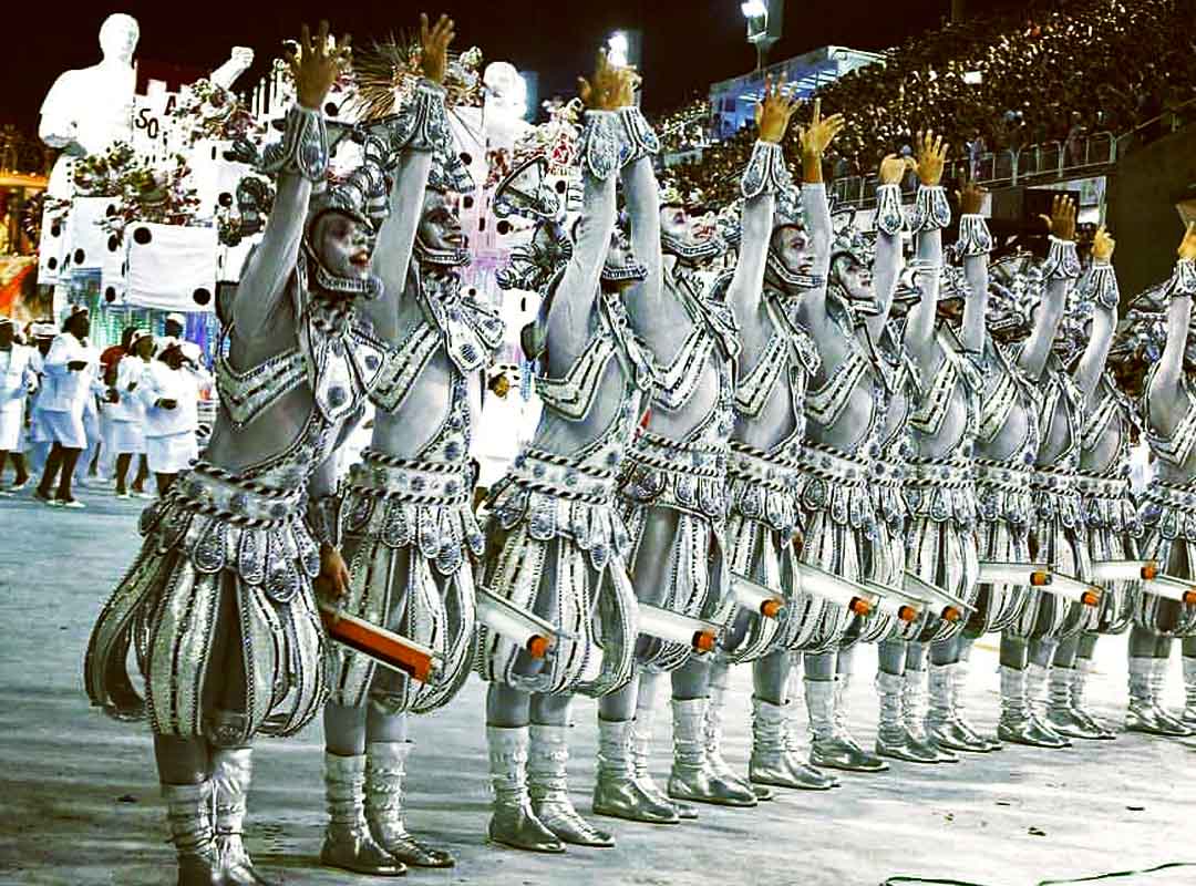 Os jurados devem levar em conta a coordenação, o sincronismo e a criatividade. É obrigatória a apresentação em frente às cabines de julgamento, para que ele possa avaliar a dança, a coreografia, a coerência com o enredo e interação com os elementos.
