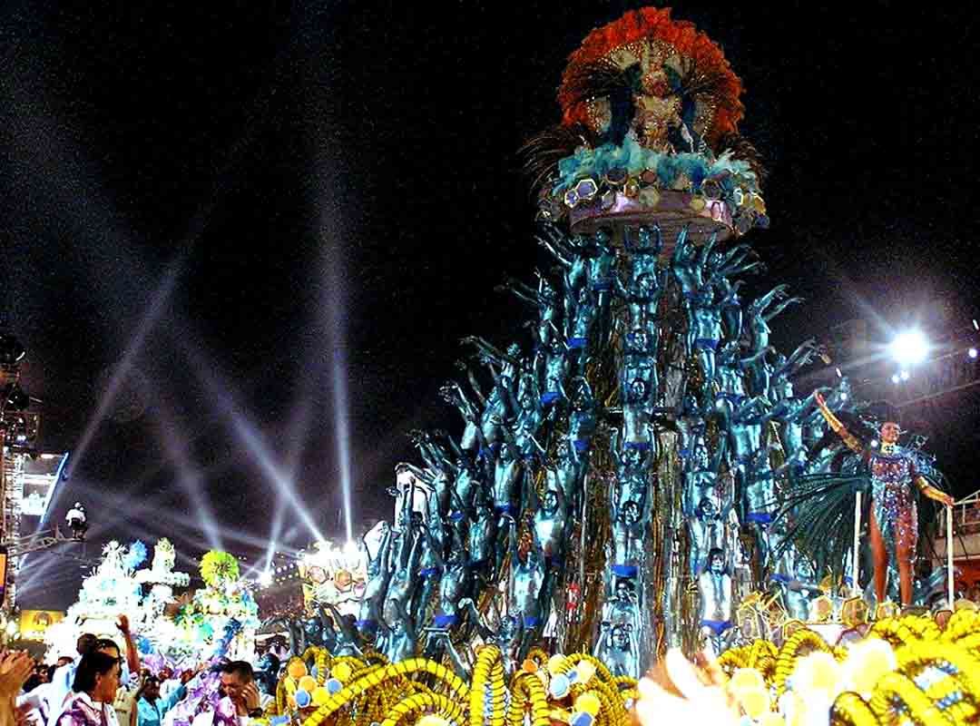 As Escolas de Samba que não retirarem suas Alegorias da Área de Dispersão (Artigo 23), dentro do tempo fixado, são multadas. Em 2025, o valor é de  R$ 80 mil. Se as alegorias não tiverem ganchos específicos para a remoção a multa chega a R$ 150 mil. 