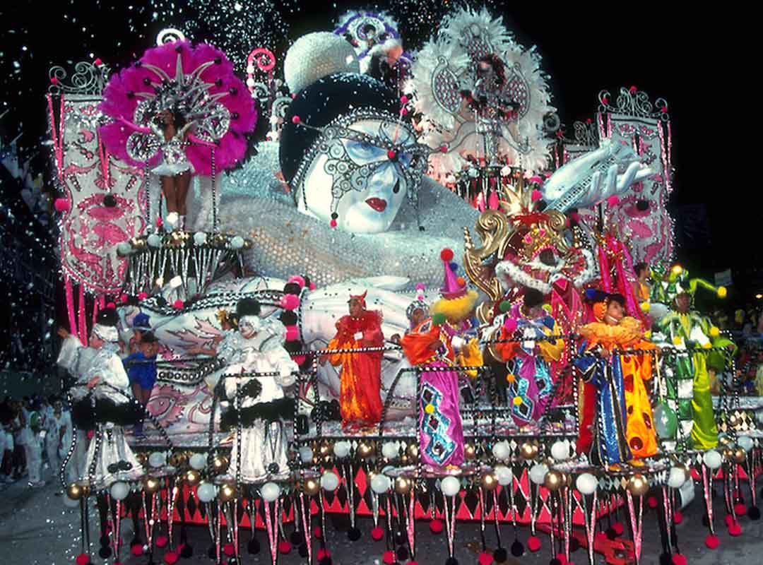 A multa mais alta, de R$ 250 mil, será cobrada da agremiação que ultrapassar o limite máximo de 30 componentes vestindo camisetas ou trajes próprios da diretoria à frente da escola.