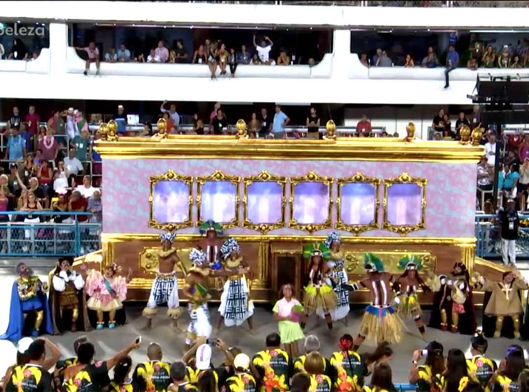 O tempo de desfile de cada escola é de, no mínimo, 60 (sessenta) minutos e, no máximo, 70 (setenta) minutos. A concentração é sempre na Avenida Presidente Vargas, na pista central que margeia o Canal do Mangue. Nenhuma escola foi punida com erros relativos às obrigatoriedades do desfile. 