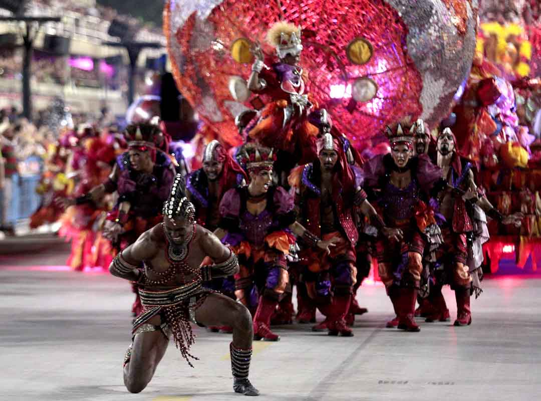 A Comissão de Frente é julgada de acordo com a concepção e a capacidade de causar impacto em sua função de saudar o público e apresentar a escola na avenida. Ao longo da história do Carnaval, foi o quesito que mais evoluiu, passando de uma apresentação simples da Velha Guarda para truques de mágica e o uso de tripés.