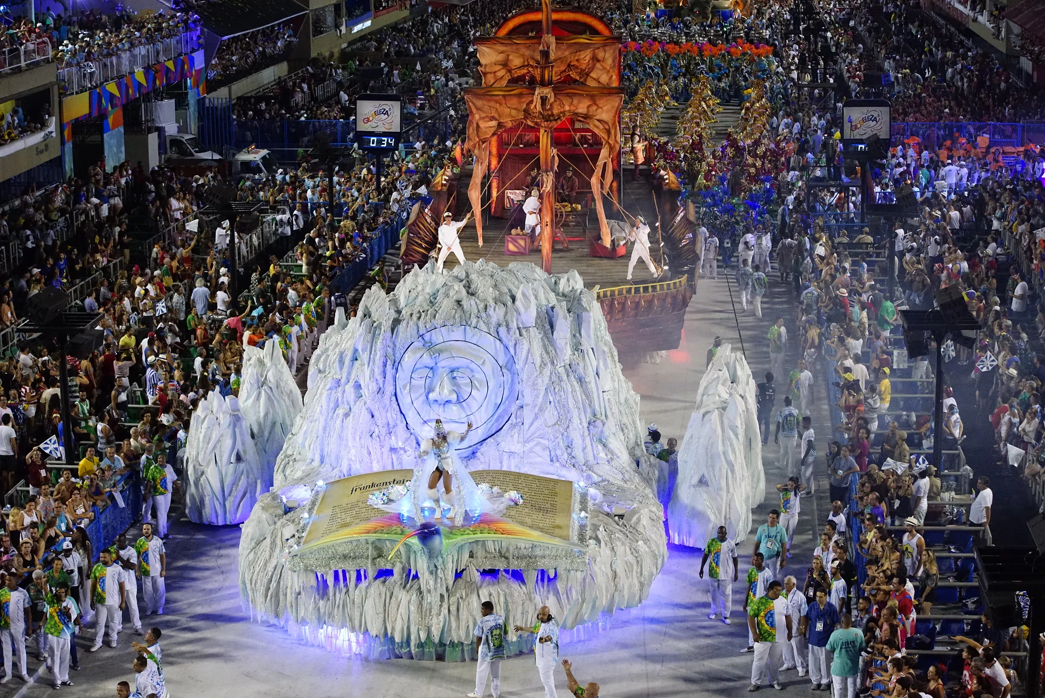 Beija-Flor - A escola de Nilópolis, na Baixada Fluminense, é a segunda a desfilar na segunda-feira, enchendo o sambódromo de azul e branco. 
