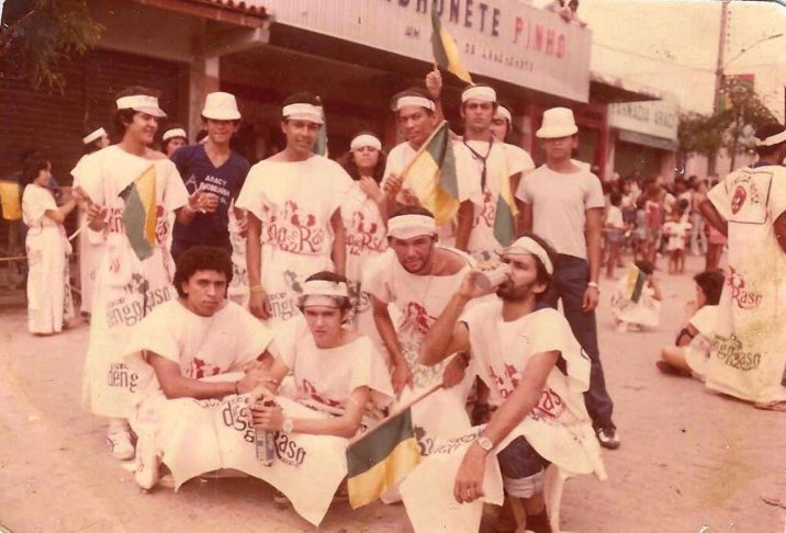 No início dos anos 1970, as fantasias começaram a ser substituídas pelas mortalhas, que eram túnicas longas, geralmente pretas, com símbolos religiosos ou políticos.