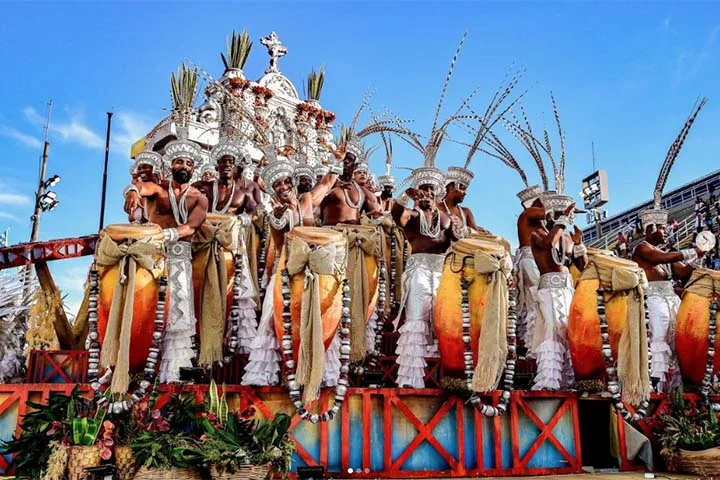 Unidos do Viradouro - A agremiação da cidade de Niterói, na região metropolitana do Rio, campeã do carnaval em 2024, será a terceira a desfilar no domingo com seu vermelho e branco. 