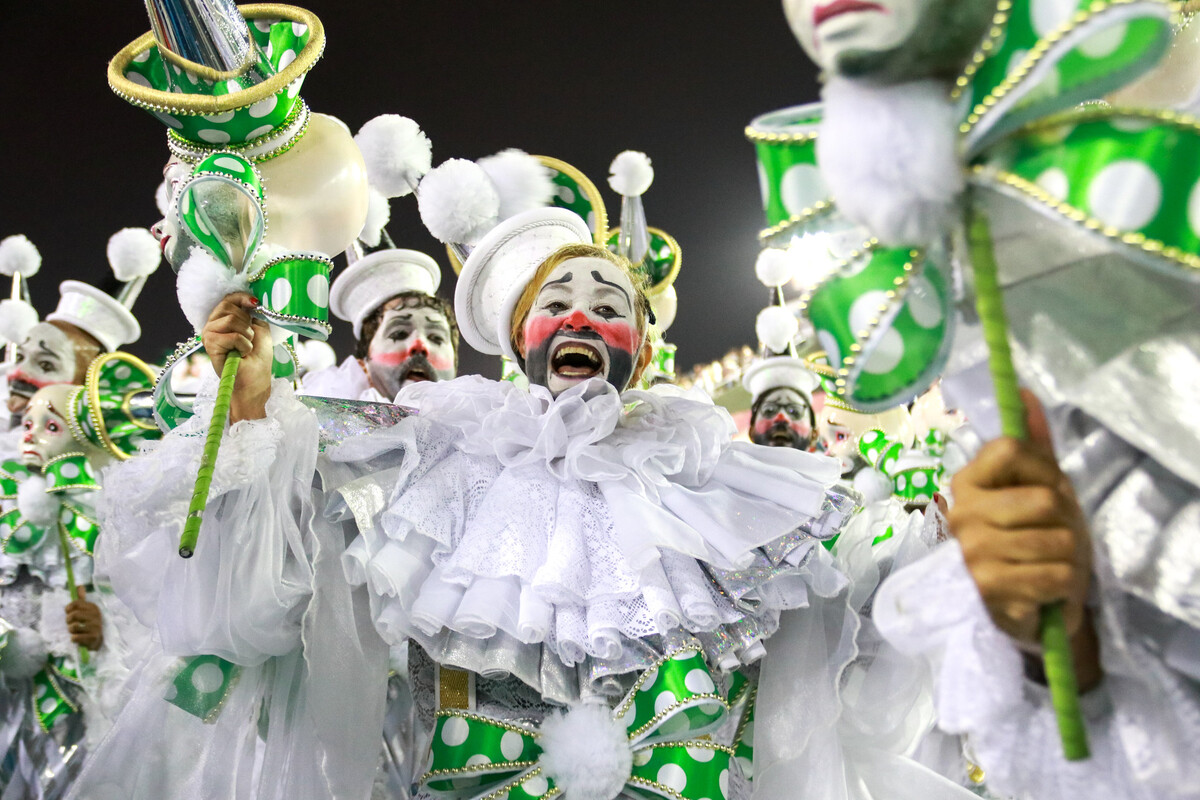 Horas antes da Apuração, na quarta-feira de cinzas, a Liesa sorteia a ordem dos quesitos, algo que conta para o desempate. Caso duas escolas terminem empatadas no número de pontos, o desempate começa pelo último quesito (este ano foi Fantasias). Permanecendo o empate, conta o penúltimo. E assim por diante. 