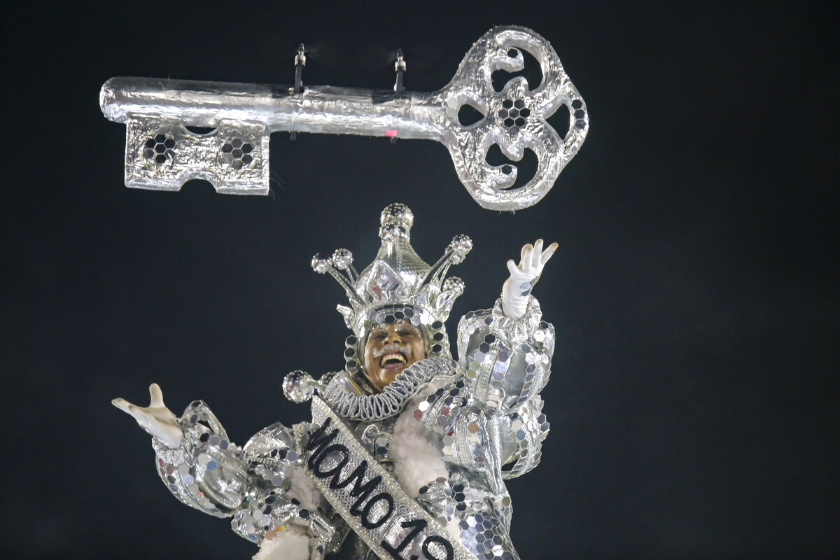 Diante disso, os 36 jurados são distribuídos em três cabines diferentes, sendo que uma delas é dupla. A primeira (dupla) fica no setor 3, enquanto a outra no setor 6 e, por fim, mais uma no setor 10 da Sapucaí.