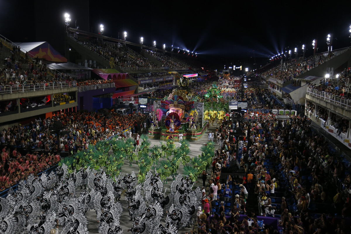 O samba-enredo é responsável por potencializar outros quesitos, caso tenha beleza e facilite o andamento e o canto do intérprete. Ele também deve estar adequado ao que for apresentado no enredo e tentar fugir do lugar comum, tendo riqueza melódica e rimas ricas.