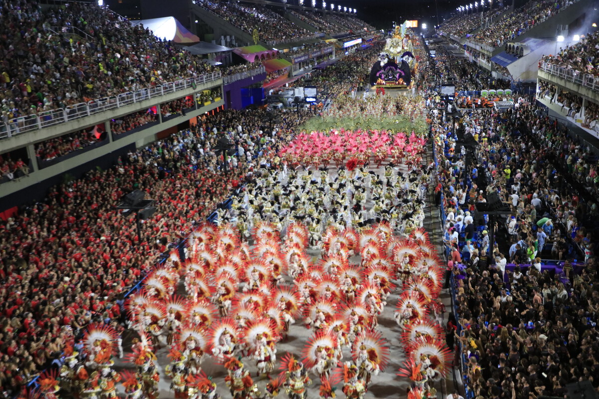 Além disso, esse quesito tem levado em conta a harmonia entre o carro de som e a bateria. Qualquer desencontro pode fazer com que a agremiação deixe décimos pelo caminho e fique mais distante do título. Muitas contratam cantores de apoio e diretores musicais para ajudar o intérprete oficial. 
