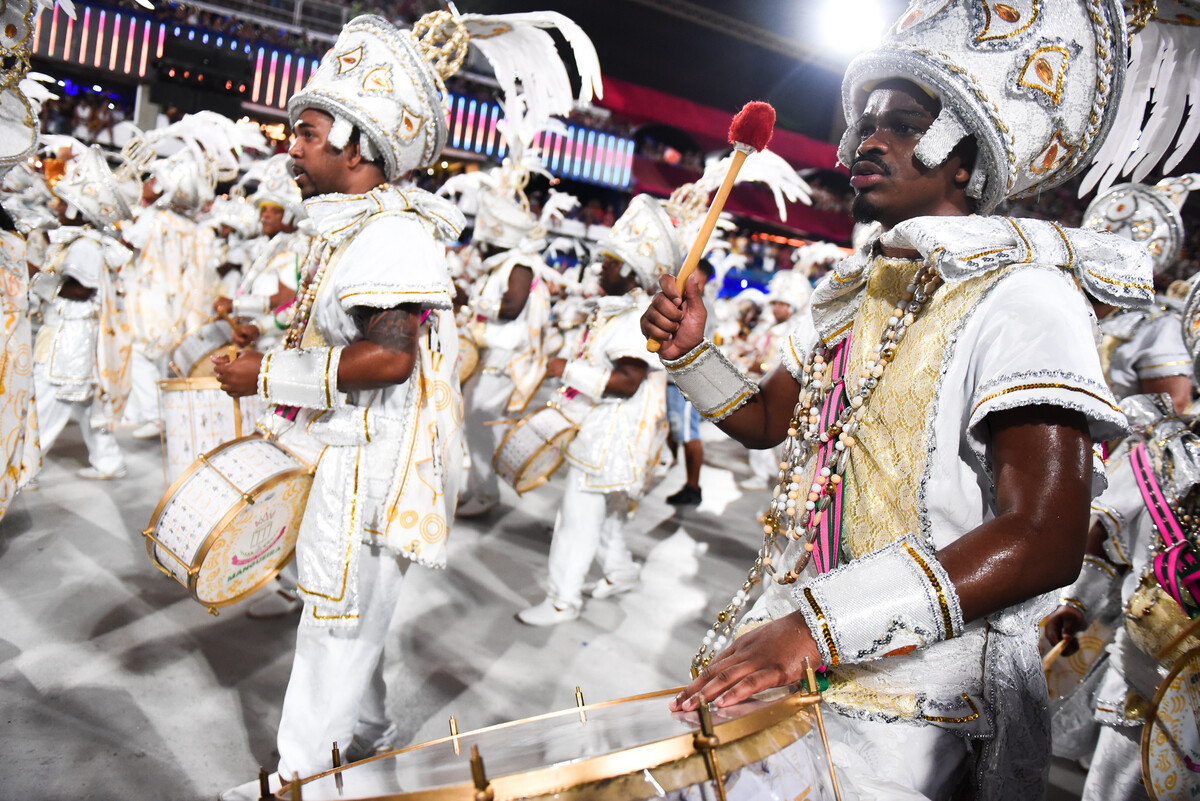 Por outro lado, devem ser  desconsideradas possíveis panes no sistema de som, a utilização de instrumentos. O julgador deve perceber se as bossas e paradinhas foram bem executadas, se a bateria não atravessou, provocando o desentrosamento entre ritmo e canto.