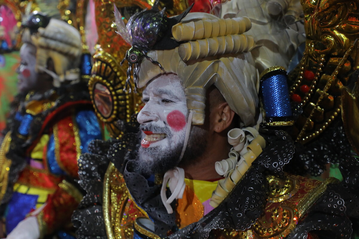 Qualquer problema de acabamento na confecção dos croquis faz que a agremiação possa perder décimos. As fantasias têm que passar inteiras, de acordo com os desenhos, com bons materiais e qualidade estética.