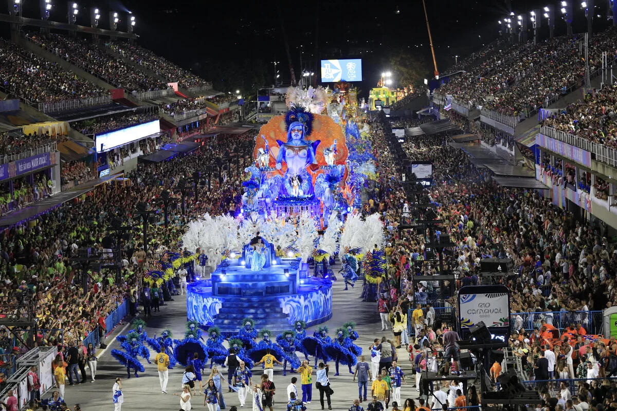 Unidos da Tijuca - A escola da Tijuca, na zona norte do Rio, abre o desfile na segunda-feira com suas cores vibrantes: azul e amarelo.