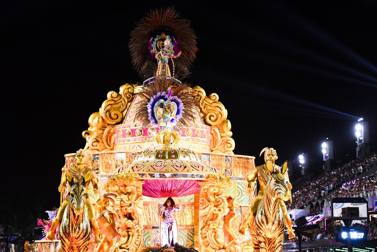 Um elemento fora do lugar ou que não tenha coerência pode fazer com que a escola perca décimos. A parte estética também é analisada, visto que os acabamentos, cuidado com a confecção e decoração são levados em conta. 